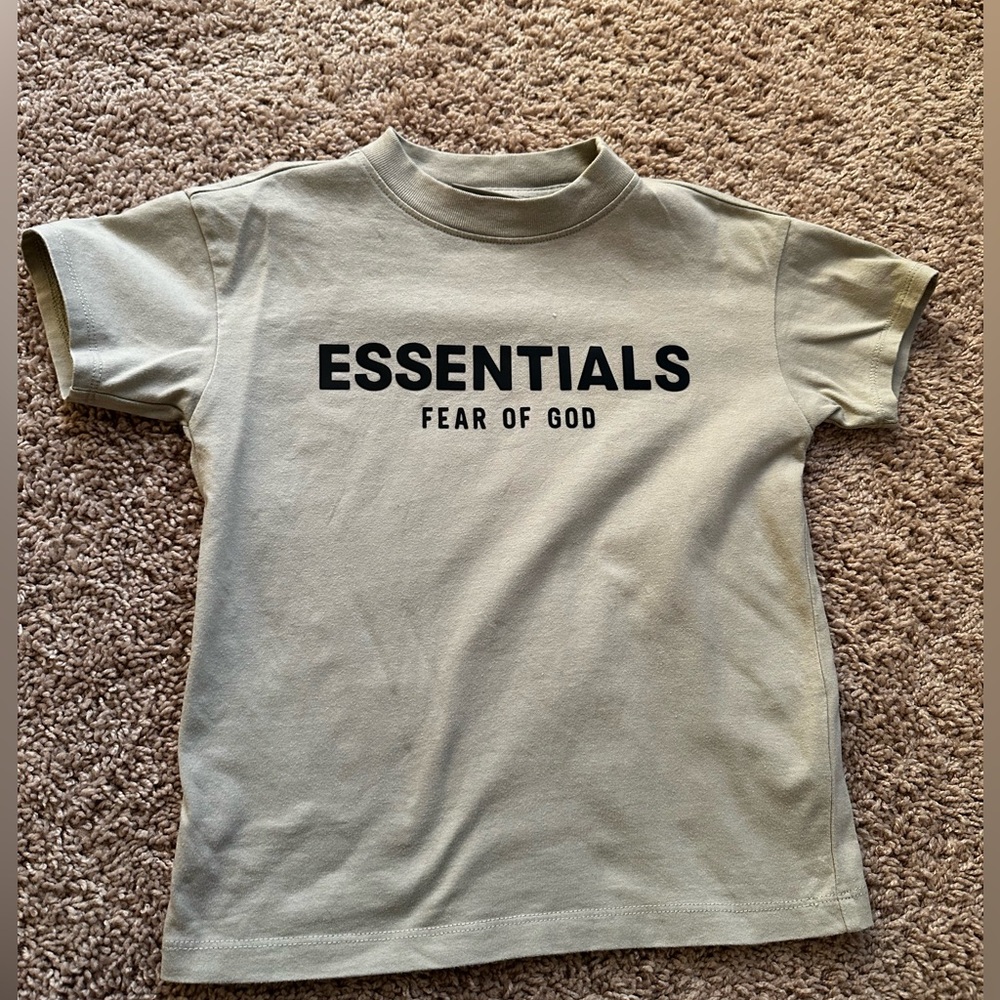 Essentials fear of god T shirt size small 6-7